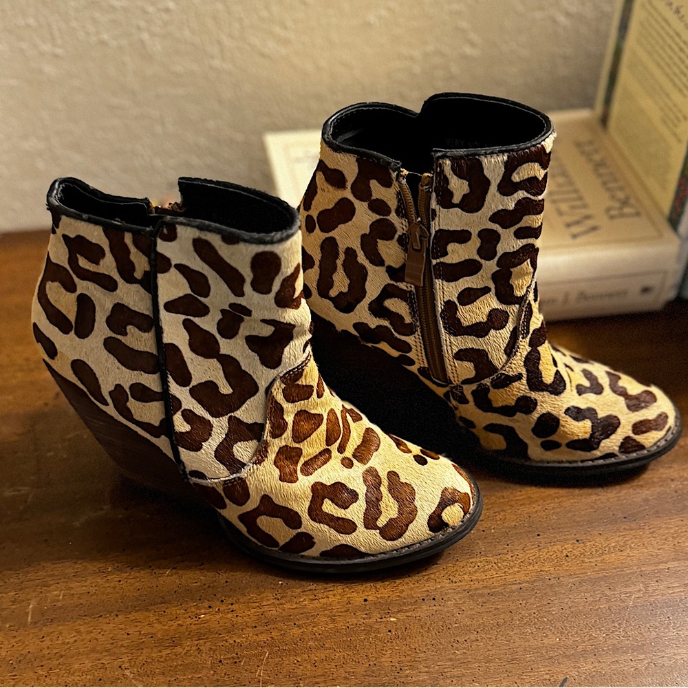 Very Volatile Women Shoes Calf Hair Leopard Print Gracemont Booties Size 6